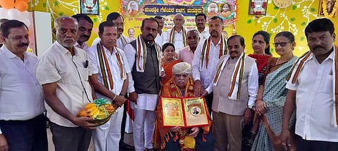 ಮದ್ದೂರು ತಾಲೂಕಿನ ಶಿವಪುರ ಪೂರ್ಣಪ್ರಜ್ಞಾ ವಿದ್ಯಾಸಂಸ್ಥೆಯಲ್ಲಿ ಚುಂಚಶ್ರೀ ಗೆಳೆಯರ ಬಳಗ, ಶ್ರೀ ನಾಡಪ್ರಭು ಕೆಂಪೇಗೌಡರ ಬಳಗದ ವತಿಯಿಂದ ಆಯೋಜಿಸಿದ್ದ ಸಮಾರಂಭದಲ್ಲಿ ಬಿ.ಜಿ.ಎಸ್.ಶಿಕ್ಷಣ ಸೇವಾ ಶ್ರೀ ರತ್ನ ಪ್ರಶಸ್ತಿಯನ್ನು ಮೈಸೂರು ವಿವಿ ವಿಶ್ರಾಂತ ಕುಲಪತಿ ಡಾ.ಎನ್.ಎಸ್.ರಾಮೇಗೌಡರಿ ಹಾಗೂ ಹೃದಯ ರೋಗ ತಜ್ಞ ಡಾ.ಎಸ್.ಎಸ್.ಯೋಗಣ್ಣ ಅವರಿಗೆ ಪ್ರದಾನ ಮಾಡಲಾಯಿತು. ಕೆ.ಎಂ.ಉದಯ್, ಡಾ.ಬಿ.ಕೃಷ್ಣ, ವಿ.ಟಿ.ರವಿಕುಮಾರ್, ಎಸ್.ವಿ.ರಮೇಶ್, ಪಿ.ಕಸ್ತೂರಿ, ಎಚ್.ಆರ್.ಅನಂತೇಗೌಡ, ಸಿ.ಅಪೂರ್ವಚಂದ್ರ ಇದ್ದರು.