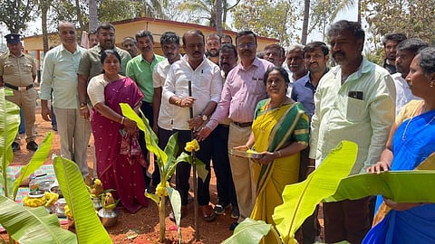 ಮದ್ದೂರು ತಾಲೂಕಿನ ಮಲ್ಲನಕುಪ್ಪೆ ಗ್ರಾಮದ ಸರ್ಕಾರಿ ಪ್ರೌಢಶಾಲಾ ಆವರಣದಲ್ಲಿ ಸಾಯಿ ಎಕ್ಸ್ ಪೊರ್ಟ್ ಪ್ರೈ.ಲಿ ವತಿಯಿಂದ ನಿರ್ಮಿಸುತ್ತಿರುವ ಶಾಲಾ ಕಟ್ಟಡ ಕಾಮಗಾರಿಗೆ ಶಾಸಕ ಕೆ.ಎಂ.ಉದಯ್ ಚಾಲನೆ ನೀಡಿದರು. ಧನಂಜಯ, ಪಿ.ಸಂದರ್ಶ, ಹರೀಶ್‌ಬಾಬು, ಕುಮಾರ್, ಲೋಕೇಶ್, ಸೋಮಶೆಟ್ಟಿ, ಆಶಾ, ನರಸಿಂಹಯ್ಯ ಇದ್ದರು.