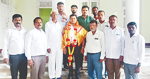 ಮಂಡ್ಯ ಜಿಲ್ಲಾ ಕೈಗಾರಿಕಾ ಸರಬರಾಜು ಮತ್ತು ಮಾರಾಟ ಸಹಕಾರ ಸಂಘದ ನಿರ್ದೇಶಕರಾಗಿ ಅವಿರೋಧವಾಗಿ ಆಯ್ಕೆಯಾದ  ಡಿ.ಸಿ.ಮಹೇಂದ್ರ ಅವರನ್ನು ಮದ್ದೂರು ನಗರದ ಪ್ರವಾಸಿ ಮಂದಿರದಲ್ಲಿ ಅಹಿಂದ ಸಂರಕ್ಷಣಾ ವೇದಿಕೆಯ ವತಿಯಿಂದ ಅಭಿನಂದಿಸಲಾಯಿತು. ಕೆ.ಟಿ.ಶಿವಕುಮಾರ್, ಆಶಿಷ್ ಪಾಷಾ, ಲೋಕೇಶ್, ಪಿ.ಶಶಿಕುಮಾರ್, ರಾಚಯ್ಯ ಇದ್ದರು.