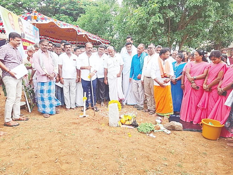 ಮದ್ದೂರು ತಾಲೂಕು ಕೂಳಗೆರೆ ಗ್ರಾಮ ಪಂಚಾಯಿತಿ ವ್ಯಾಪ್ತಿಯ ಕೊತ್ತಿಪುರ ಗ್ರಾಮದಲ್ಲಿ ನೂತನ ಪ್ರಾಥಮಿಕ ಆರೋಗ್ಯ ಕೇಂದ್ರ ನಿರ್ಮಾಣಕ್ಕೆ ಶಾಸಕ ಕೆ.ಎಂ.ಉದಯ್ ಭೂಮಿಪೂಜೆ ಸಲ್ಲಿಸಿದರು. ಜಯರಾಮು, ಕೆಂಪರಾಜು, ಶ್ರೀನಿವಾಸ್, ಸಿಪಾಯಿ ಶ್ರೀನಿವಾಸ್, ಸಿದ್ದರಾಜು, ಡಾ.ರವಿಶಂಕರ್, ಮನು ಇದ್ದರು.