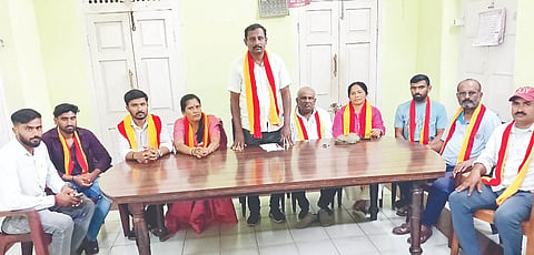ಮದ್ದೂರು ನಗರದ ಪ್ರವಾಸಿ ಮಂದಿರದಲ್ಲಿ ಆಯೋಜಿಸಿದ್ದ ಸಭೆಯಲ್ಲಿ ಕರವೇ ತಾಲೂಕು ಅಧ್ಯಕ್ಷ ಮಣಿಗೆರೆ ರಾಮಚಂದ್ರೇಗೌಡ ಮಾತನಾಡಿದರು. ಪ್ರಭಾವತಿ ಬೋರೇಗೌಡ, ಗಿರೀಶ್, ಪುಟ್ಟರಾಜು, ಮಹಾದೇವು, ಗೀತಾ, ಶಿವರಾಜು ಇತರರಿದ್ದರು.