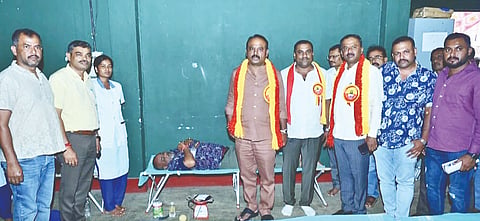 ಮದ್ದೂರು ತಾಲೂಕು ಕ್ರೀಡಾಂಗಣದಲ್ಲಿ ಆಯೋಜಿಸಿದ್ದ 10ನೇ ಕನ್ನಡ ಸಾಹಿತ್ಯ ಸಮ್ಮೇಳನ ಅಂಗವಾಗಿ ರೋಟರಿ ಕ್ಲಬ್, ಕದಲೂರು ಉದಯ್ ಚಾರಿಟಬಲ್ ಟ್ರಸ್ಟ್ ಹಾಗೂ ಇನ್ನರ್ ವೀಲ್ ಕ್ಲಬ್ ವತಿಯಿಂದ ಆಯೋಜಿಸಿದ್ದ ರಕ್ತದಾನ ಶಿಬಿರಕ್ಕೆ ಶಾಸಕರಾದ ಕೆ.ಎಂ.ಉದಯ್, ದಿನೇಶ್ ಗೂಳಿಗೌಡ ಚಾಲನೆ ನೀಡಿದರು. ಎ.ಲೋಕೇಶ್, ಕೆ.ಪ್ರವೀಣ್, ಚನ್ನಂಕೇಗೌಡ, ಸಂತೋಷ್ ಗೌಡ ಇದ್ದರು.
