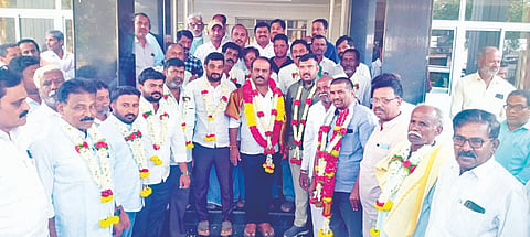 ಮದ್ದೂರು ತಾಲೂಕಿನ ಬೆಳತೂರು ಪ್ರಾಥಮಿಕ ಕೃಷಿ ಪತ್ತಿನ ಸಹಕಾರ ಸಂಘಕ್ಕೆ ಅವಿರೋಧವಾಗಿ ಆಯ್ಕೆಯಾದ ಕಾಂಗ್ರೆಸ್ ಬೆಂಬಲಿತ 11 ನಿರ್ದೇಶಕರನ್ನು ನಗರದ ಪ್ರವಾಸಿ ಮಂದಿರದಲ್ಲಿ ಶಾಸಕ ಕೆ.ಎಂ.ಉದಯ್ ಅಭಿನಂದಿಸಿದರು. ಪಿ.ಸಂದರ್ಶ, ಹರೀಶ್‌ಬಾಬು, ಸುಧಾಕರ್, ಪುಟ್ಟೇಗೌಡ, ಶರತ್, ಮಧು, ಶಿವರಾಮ್ ಸೇರಿದಂತೆ ಇತರರು ಇದ್ದರು.