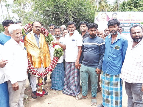 ಮದ್ದೂರು ತಾಲೂಕಿನ ಅಡಗನಹಳ್ಳಿ ಗ್ರಾಮದಲ್ಲಿ ಅಭಿವೃದ್ದಿ ಕಾಮಗಾರಿ ವೇಳೆ ಶಾಸಕ ಕೆ.ಎಂ.ಉದಯ್ ಅವರನ್ನು ಗ್ರಾಮಸ್ಥರು ಅಭಿನಂದಿಸಿದರು. ಅಡಗನಹಳ್ಳಿ ಧನು, ಹರೀಶ್, ರವೀಂದ್ರನಾಥ್, ಸತೀಶ್, ನಂದೀಶ್, ಗಿರೀಶ್, ರಾಜು ಇದ್ದರು.