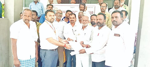 ಮದ್ದೂರು ಪಟ್ಟಣದ ತಾಲೂಕು ಕಚೇರಿ ಆವರಣದಲ್ಲಿ ಪ್ರತಿಭಟನೆ ನಡೆಸಿದ ದಲಿತಪರ ಸಂಘಟನೆಗಳ ಮುಖಂಡರು ಶಿರಸ್ತೇದಾರ್ ರಾಘವೇಂದ್ರಗೆ ಮನವಿ ಸಲ್ಲಿಸಿದರು. ಕರಡಕರೆ ಯೋಗೇಶ್, ರವಿಕುಮಾರ್, ಸಿ.ಎ.ಕೆರೆ ಮೂರ್ತಿ, ಸುರೇಶ್, ಶಿವಲಿಂಗಯ್ಯ, ಮರಿದೇವರು ಇತರರು ಇದ್ದರು.