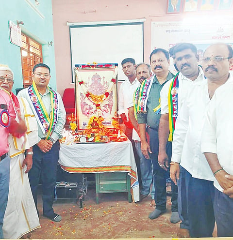 ಮದ್ದೂರು ನಗರದ ತಾಪಂನಲ್ಲಿ ತಾಲೂಕು ಆಡಳಿತ ವತಿಯಿಂದ ವಿಶ್ವಕರ್ಮ ಜಯಂತಿ ಆಚರಿಸಲಾಯಿತು. ಡಾ.ತಹಸೀಲ್ದಾರ್ ಬಿರಾದಾರ್, ಡಾ.ರವಿಶಂಕರ್, ಎಂ.ಪಿ.ಮಹೇಶ್, ಸ್ವಾಮಿ, ಕೃಷ್ಣಾಚಾರ್ ಇತರರು ಇದ್ದರು.