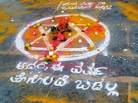 ಮುಂಡರಗಿ ಪಟ್ಟಣದ ಕೊಪ್ಪಳ ರಸ್ತೆ ಹುಡ್ಕೋ ಕಾಲನಿ ಕಿರು ಬಸ್ ನಿಲ್ದಾಣದಲ್ಲಿ ವಾಮಾಚಾರ (black magic)ಮಾಡಿರುವುದು.