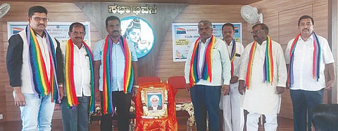 ಮೂಡಲಗಿ ಪಟ್ಟಣದ ಕುರುಹಿನಶೆಟ್ಟಿ ಅರ್ಬನ್​ ಕೋ&ಆಪ್​ ಕ್ರೆಡಿಟ್​ ಸೊಸೈಟಿಯಲ್ಲಿ 72ನೇ ಅಖಿಲ ಭಾರತ ಸಹಕಾರ ಸಪ್ತಾಹ ಜರುಗಿತು. ಎಸ್​.ಎಸ್​.ಪಾಟೀಲ, ಗಂಗಾಧರ ಬಿಜಗುಪ್ಪಿ, ಸೈದಪ್ಪ ಗದಾಡಿ ಇತರರಿದ್ದರು.