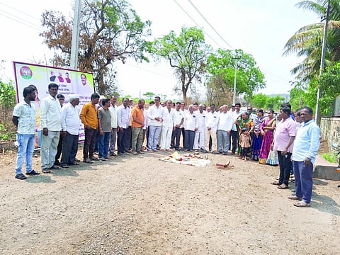 ಶಿರಗುಪ್ಪಿ ಗ್ರಾಮದ ಮಾನಕೆಚಿ ಪಾಣಂದ ರಸ್ತೆ ಕಾಮಗಾರಿಗೆ ಚಾಲನೆ ನೀಡಲಾಯಿತು. ಎಂ.ಪಿ.ಪಾಟೀಲ, ಪ್ರಕಾಶ ಶಿಂಧೆ, ಸಿದ್ದು ನರಾಟೆ, ಪಂಕಜ ದೇಸಾಯಿ ಇತರರಿದ್ದರು.