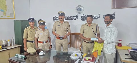 ರಾಯಚೂರಿನ ಸದರ್ ಬಜಾರ ಠಾಣೆ ವ್ಯಾಪ್ತಿಯಲ್ಲಿ ಕಳೆದುಹೋದ 4.30 ಲಕ್ಷ ವೆಚ್ಚದ ಒಟ್ಟು 24 ಮೊಬೈಲ್‌ಗಳನ್ನು ಪತ್ತೆಹಚ್ಚಿ  ಎಎಸ್ಪಿ  ಕುಮಾರ ಸ್ವಾಮಿ ನೇತೃತ್ವದಲ್ಲಿ ಬುಧವಾರ ಮಾಲೀಕರಿಗೆ ನೀಡಲಾಯಿತು. ಸಿಪಿಐ ಉಮೇಶ ಕಾಂಬ್ಳೆ, ಪಿಎಸ್‌ಐ ಲಕ್ಷ್ಮೀ ಇದ್ದರು.