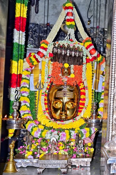  ಮಲೆ ಮಹದೇಶ್ವರ ಬೆಟ್ಟದಲ್ಲಿ ಯುಗಾದಿ ರಥೋತ್ಸವಕ್ಕೆ ಸಜ್ಜುಗೊಂಡಿರುವ ತೇರು