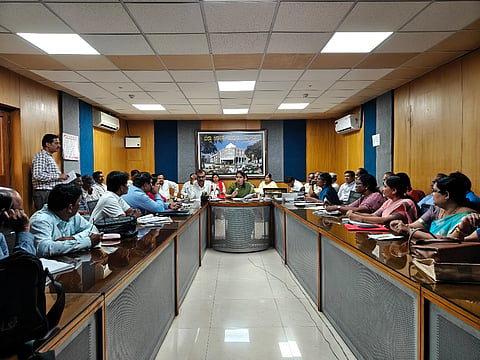 ಚಾಮರಾಜನಗರದ ಜಿಲ್ಲಾಡಳಿತ ಭವನದಲ್ಲಿರುವ ವೀಡಿಯೋ ಕಾನ್ಪರೆನ್ಸ್ ಸಭಾಂಗಣದಲ್ಲಿ ದ್ವಿತೀಯ ಪಿಯುಸಿ ಪರೀಕ್ಷೆಗೆ ಸಂಬಂಧಿಸಿದಂತೆ ಡಿಸಿ ಶ್ರೀರೂಪಾ ಅಧ್ಯಕ್ಷತೆಯಲ್ಲಿ ಬುಧವಾರ ಆಯೋಜಿಸಿದ್ದ ಪೂರ್ವ ಸಿದ್ದತಾ ಸಭೆ ನಡೆಯಿತು. ಹೆಚ್ಚುವರಿ ಜಿಲ್ಲಾಧಿಕಾರಿ ಟಿ. ಜವರೇಗೌಡ, ಪದವಿ ಪೂರ್ವ ಶಿಕ್ಷಣ ಇಲಾಖೆ ಉಪನಿರ್ದೇಶಕ ಪುಟ್ಟಗೌರಮ್ಮ, ಮಹಿಳಾ ಮತ್ತು ಮಕ್ಕಳ ಅಭಿವೃದ್ದಿ ಇಲಾಖೆ ಉಪನಿರ್ದೇಶಕ ಸುರೇಶ್, ಖಜಾನೆ ಇಲಾಖೆ ಉಪನಿರ್ದೇಶಕ ಕೆ.ಎಸ್. ರಾಜೇಶ್ವರಿ ಇತರರು ಇದ್ದರು.