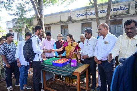 ಚಾಮರಾಜನಗರದ ಎಸ್‌ಎಸ್‌ಎಲ್‌ಸಿ ಪರೀಕ್ಷಾ ಕೇಂದ್ರದಲ್ಲಿ ವಿದ್ಯಾರ್ಥಿಗಳನ್ನು ಜಿಪಂ ಸಿಇಒ ಮೋನಾ ರೋತ್ ಸ್ವಾಗತಿಸಿದರು. ಶಾಲಾ ಶಿಕ್ಷಣ ಇಲಾಖೆ ಉಪ ನಿರ್ದೇಶಕ ಚಂದ್ರಪಾಟೀಲ್ ಮತ್ತು ಇತರರು ಇದ್ದರು.