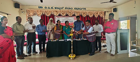 ಚಾಮರಾಜನಗರದ ವಿಶ್ವವಿದ್ಯಾನಿಲಯವು ಸರ್ಕಾರಿ ಪ್ರಥಮ ದರ್ಜೆ ಕಾಲೇಜಿನಲ್ಲಿ ಇತ್ತೀಚೆಗೆ ಆಯೋಜಿಸಿದ್ದ ಯುವ ರೆಡ್ ಕ್ರಾಸ್, ಎನ್.ಎಸ್.ಎಸ್. ಮತ್ತು ಐ.ಕ್ಯು.ಸಿ ಸಹಭಾಗಿತ್ವದಲ್ಲಿ ಅಭಿವಿನ್ಯಾಸ ಮತ್ತು ಪ್ರಥಮ ಚಿಕಿತ್ಸಾ ತರಬೇತಿ ಕಾರ್ಯಕ್ರಮದಲ್ಲಿ ಗಣಿತಶಾಸ್ತ್ರ ಸಹಪ್ರಾಧ್ಯಾಪಕ ಮತ್ತು ರೆಡ್ ಕ್ರಾಸ್ ಸಂಚಾಲಕ ಎ.ಸಿ. ಚಂದ್ರಶೇಖರ್ ಉದ್ಘಾಟಿಸಿದರು. ಪ್ರಸೂತಿ ಮತ್ತು ಸ್ತ್ರೀ ರೋಗ ತಜ್ಞ ಡಾ. ಶ್ವೇತ ಶಶಿಧರ್ ಇತರರು ಇದ್ದರು.