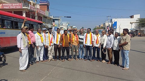 ಚಾಮರಾಜನಗರದ ಶ್ರೀಭುವನೇಶ್ವರಿ ವೃತ್ತದಲ್ಲಿ ಕರ್ನಾಟಕ ಸೇನಾ ಪಡೆದ ಮುಖಂಡರು ತಮಿಳುನಾಡು ಹಾಗೂ ಕೇರಳ ರಾಜ್ಯ ಸರ್ಕಾರಗಳ ವಿರುದ್ದ ಭಾನುವಾರ ಪ್ರತಿಭಟನೆ ನಡೆಸಿದರು. ಚಾ.ರಂ.ಶ್ರೀನಿವಾಸಗೌಡ, ಶಾ.ಮುರಳಿ, ಪಣ್ಯದಹುಂಡಿ ರಾಜು, ಸುರೇಶ್ ವಾಜಪೇಯಿ, ರಾಚಪ್ಪ ಇತರರು ಇದ್ದರು.
