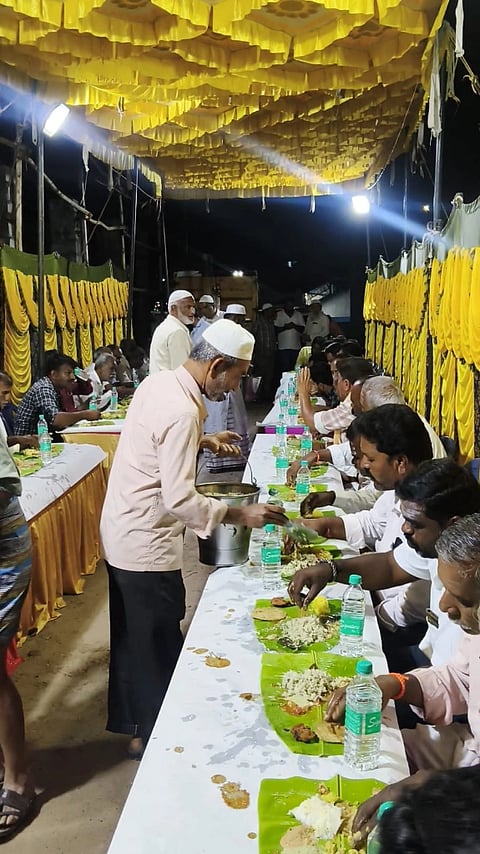 ಚಾಮರಾಜನಗರ ತಾಲೂಕು ಸಮೀಪದ ತಮಿಳುನಾಡಿನ ತಾಳವಾಡಿಯಲ್ಲಿ ಮಾರಿಯ್ಮಮನ ದೇವಸ್ಥಾನ ಸಮಿತಿ ಊಟ ಬಡಿಸಿದ ಮುಸ್ಲಿಂ ಮುಖಂಡರು.