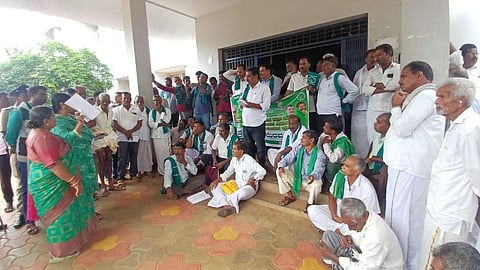  ಚಾಮರಾಜನಗರದ ತಾಲೂಕು ಕಚೇರಿ ಮುಂಭಾಗ ರಾಜ್ಯ ರೈತ ಸಂಘದ ಮುಖಂಡರು ಗುರುವಾರ ಪ್ರತಿಭಟನೆ ನಡೆಸಿದರು. ಸಿದ್ದರಾಜು, ಯಶವಂತ್,ಮಲ್ಲಪ್ಪ,  ಮೂಡ್ಕಾಕೂಡು ಮಹೇಶ್, ಕೆರೆಹಳ್ಳಿ ಮಹೇಶ್, ನಾಗಶೆಟ್ಟಿ, ಬಾಬು ಇತರರು ಪಾಲ್ಗೊಂಡಿದ್ದರು. 