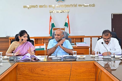  ಚಾಮರಾಜನಗರದ ಜಿಲ್ಲಾಧಿಕಾರಿಗಳ ಕಚೇರಿ ಸಭಾಂಗಣದಲ್ಲಿ ಶನಿವಾರ ಆಯೋಜಿಸಿದ್ದ ಮತದಾರರ ಪಟ್ಟಿ ವಿಶೇಷ ಸಮಗ್ರ ಪರಿಷ್ಕರಣೆ ಕಾರ್ಯಗಳ ಪ್ರಗತಿ ಸಭೆಯಲ್ಲಿ ರಾಜ್ಯದ ಮುಖ್ಯ ಚುನಾವಣಾಧಿಕಾರಿ ವಿ.ಅನ್ಬುಕುಮಾರ್ ಮಾತನಾಡಿದರು.  ಡಿಸಿ ಶ್ರೀರೂಪಾ, ಎಡಿಸಿ ಜವರೇಗೌಡ ಇದ್ದರು.