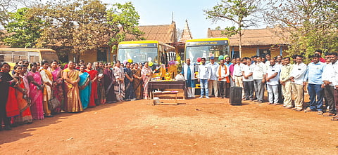 ರಾಯಬಾಗ ಆರ್‌ವಿಆರ್ ಪ್ರೌಢಶಾಲೆ ಆವರಣದಲ್ಲಿ ಶಾಲಾ ಬಸ್‌ಗಳಿಗೆ ಅಮರಸಿಂಹ ಪಾಟೀಲ, ಸಂಸ್ಥೆ ನಿರ್ದೇಶಕಿ ಭಾಗ್ಯಶ್ರೀ ಪಾಟೀಲ ಚಾಲನೆ ನೀಡಿದರು. ಶಶಿಕಲಾ ಸಿಂಗಾಡಿ ಇತರರು ಇದ್ದರು.