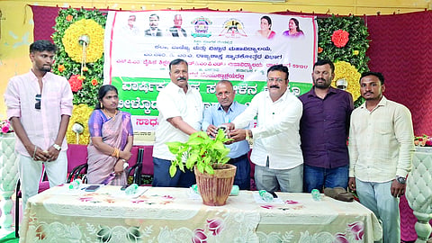 ರಾಯಬಾಗ ಪಟ್ಟಣದ ಎಸ್‌ಪಿ ಮಂಡಳದ ಕಲಾ, ವಾಣಿಜ್ಯ ಮತ್ತು ವಿಜ್ಞಾನ ಮಹಾವಿದ್ಯಾಲಯದಲ್ಲಿ ಹಮ್ಮಿಕೊಂಡಿದ್ದ ವಾರ್ಷಿಕ ಸ್ನೇಹ ಸಮ್ಮೇಳನವನ್ನು ಗಣ್ಯರು ಉದ್ಘಾಟಿಸಿದರು. ಡಿ.ಎಲ್.ಬೆಳಗಲಿ, ಐ.ಎಸ್.ಗೋಕಾಕ, ಡಾ.ಆರ್.ಕೆ.ಪಾಟೀಲ, ಪ್ರೊ.ಪಿ.ಕೆ.ಶೆಟ್ಟಿ, ಪ್ರೊ.ವಿ.ಕೆ.ದೊಡ್ಡಮನಿ ಇತರರಿದ್ದರು.