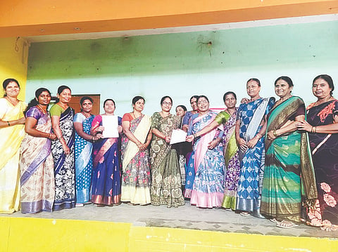 ಸಿಂಧನೂರಿನಲ್ಲಿ ಹಮ್ಮಿಕೊಂಡಿದ್ದ ಸಭೆಯಲ್ಲಿ ಹಿರಿಯ ಮೇಲ್ವಿಚಾರಕಿ ಸುನೀತಾಗೆ ಅಂಗನವಾಡಿ ಕಾರ್ಯಕರ್ತೆಯರು ಮನವಿ ಸಲ್ಲಿಸಿದರು. 