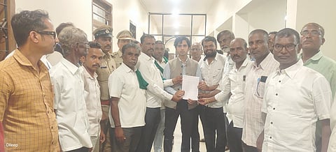 ಸ್ಮಶಾನ ಭೂಮಿಗಾಗಿ ಆಗ್ರಹಿಸಿ ಅಮ್ಮಿನಬಾವಿ ಗ್ರಾಮಸ್ಥರು ಗುರುವಾರ ಜಿಲ್ಲಾಧಿಕಾರಿ ಮೊಹಮ್ಮದ್ ರೋಷನ್‌ಗೆ ಮನವಿ ಸಲ್ಲಿಸಿದರು. ಗಿರೀಶ ಪಾಟೀಲ, ಪ್ರವೀಣ ಪಾಟೀಲ, ಶಿವಗೌಡ ಪಾಟೀಲ, ರಾಜು ಮಗದುಮ್ಮ, ಬಸವರಾಜ ಹುಣಶ್ಯಾಳಿ ಇತರರಿದ್ದರು.