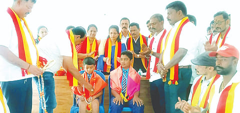 ಸೋಮವಾರಪೇಟೆ ಅಂಬೇಡ್ಕರ್ ಭವನದಲ್ಲಿ ನಡೆದ ಕರ್ನಾಟಕ ರಕ್ಷಣಾ ವೇದಿಕೆ ನಾರಾಯಣಗೌಡ ಬಣದ ತಾಲೂಕು ಘಟಕದ ವಾರ್ಷಿಕ ಮಹಾಸಭೆಯಲ್ಲಿ ಕಿಕ್ ಬಾಕ್ಸಿಂಗ್‌ನಲ್ಲಿ ಬೆಳ್ಳಿಯ ಪದಕ ಪಡೆದಿರುವ ಮಿತೇಶ್ ಹಾಗೂ ರಿತನ್ ಅವರನ್ನು ಸನ್ಮಾನಿಸಲಾಯಿತು. ರಾಜು, ಜ್ಯೋತಿ, ಗೋವಿಂದ, ಅಣ್ಣಯ್ಯ ಇದ್ದರು.