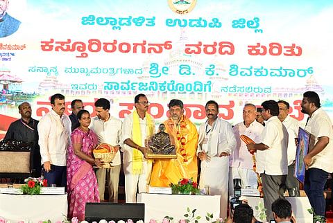 ಜನ ಸಂವಾದ ಸಭೆಯಲ್ಲಿ ಮುಖ್ಯಮಂತ್ರಿಗಳನ್ನು ಸನ್ಮಾನಿಸಲಾಯಿತು. 