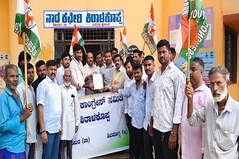 ನೀಟ್ ಪ್ರಶ್ನೆಪತ್ರಿಕೆ ಸೋರಿಕೆಗೆ ಕೇಂದ್ರ ಸರ್ಕಾರದ ವೈಫಲ್ಯವೇ ಕಾರಣ ಎಂದು ಆರೋಪಿಸಿ ಶಿರಾಳಕೊಪ್ಪದಲ್ಲಿ ಕಾಂಗ್ರೆಸ್ ಕಾರ್ಯಕರ್ತರು ಪ್ರತಿಭಟನೆ ನಡೆಸಿದರು. ರಾಘವೇಂದ್ರ ನಾಯ್ಕ, ಮಂಜಾ ನಾಯ್ಕ, ನಯಾಜ್ ಅಹ್ಮದ್, ಸದ್ದು ಜಾಫರ್, ಕರಿಬಸಪ್ಪ ಇತರರಿದ್ದರು.