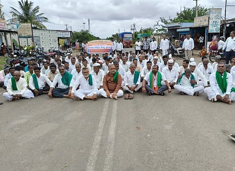 ವಿವಿಧ ಬೇಡಿಕೆ ಈಡೇರಿಸಲು ಮಲಾಬಾದ ಗ್ರಾಮದಲ್ಲಿ ರೈತರು ರಸ್ತೆ ಸಂಚಾರ ತಡೆದು ಪ್ರತಿಭಟಿಸಿದರು. ಎಂ.ಸಿ.ತಂಬೋಳಿ, ಪ್ರಕಾಶ ಪೂಜಾರಿ, ಚನ್ನಪ್ಪ ಕುಲ್ಲೋಳಿ, ಸೋಮಯ್ಯ ಹಿರೇಮಠ ಇತರರಿದ್ದರು.
