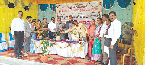 ಸವದತ್ತಿಯ ಕೆ.ಎಂ.ಮಾಮನಿ ಸರ್ಕಾರಿ ಪ್ರಥಮ ದರ್ಜೆ ಕಾಲೇಜಿನ ಸಮಾರೋಪ ಹಾಗೂ ಬೀಳ್ಕೊಡುಗೆ ಕಾರ್ಯಕ್ರಮನ್ನು ಡಾ.ಎಸ್​.ಬಿ.ತಟಗಾರ ಉದ್ಘಾಟಿಸಿದರು. ಡಾ.ಮಾರುತಿ ಎಂ., ಶಕುಂತಲಾ ಅಜ್ಜನ್ನವರ, ರೂಪಾ ವಸ್ತ್ರದ ಇತರರಿದ್ದರು.