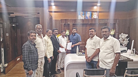 ಜಲಧಾರೆ ಯೋಜನೆಯಡಿ ಪೈಪ್‌ಲೈನ್ ಅಳವಡಿಕೆಗಾಗಿ ಪಟ್ಟಣದ ಪ್ರಮುಖ ರಸ್ತೆಯ ನಡುಭಾಗವನ್ನು ಅಗೆಯುವುದನ್ನು ತಡೆಹಿಡಿದು, ರಸ್ತೆಯ ಬದಿಯಲ್ಲಿ ಪೈಪ್‌ಲೈನ್ ಅಳವಡಿಸುವಂತೆ ಅಧಿಕಾರಿಗಳಿಗೆ ಸೂಕ್ತ ನಿರ್ದೇಶನ ನೀಡಬೇಕೆಂದು ಆಗ್ರಹಿಸಿ ತಾಳಿಕೋಟೆ ನಾಗರಿಕರು ಜಿ.ಪಂ. ಸಿಇಒ ರಿಷಿ ಆನಂದ ಅವರಿಗೆ ಮನವಿ ಸಲ್ಲಿಸಿದರು. ಜೈಸಿಂಗ್ ಮೂಲಿಮನಿ, ಎಂ.ಎಚ್. ಜೂಲಿ, ಹಣಮಗೌಡ ಬಿರಾದಾರ ಹೊಸಳ್ಳಿ, ಎಂ.ಎಚ್. ಪದರಡ್ಡಿ ಇತರರಿದ್ದರು.