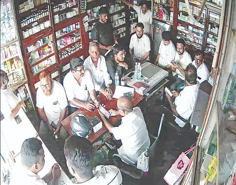 ತಾಳಿಕೋಟೆಯ ವಾಸವಿ ಮೆಡಿಕಲ್ ಶಾಪ್‌ನಲ್ಲಿ ಔಷಧ ವ್ಯಾಪಾರಸ್ಥರ ಸಂಘದಿಂದ ಔಷಧ ಅಂಗಡಿಗಳನ್ನು ಬಂದ್ ಮಾಡಿ ಪ್ರತಿಭಟನೆ ನಡೆಸಲು ಸಭೆಯನ್ನು ಹಮ್ಮಿಕೊಳ್ಳಲಾಯಿತು. ಸುಭಾಸ ಸಾಲಂಕಿ, ಸಂತೋಷ ಪ್ರಥಮಶೆಟ್ಟಿ, ಮೈನುದ್ದೀನ ಕೊರ್ತಿ ಮತ್ತಿತರರಿದ್ದರು.