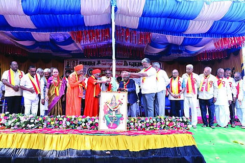 ತಲ್ಲೂರ ಗ್ರಾಮದಲ್ಲಿ ಹಮ್ಮಿಕೊಂಡಿದ್ದ ಯರಗಟ್ಟಿ ತಾಲೂಕು 3ನೇ ಕನ್ನಡ ಸಾಹಿತ್ಯ ಸಮ್ಮೇಳನದಲ್ಲಿ ಭುವನೇಶ್ವರಿ ಭಾವಚಿತ್ರಕ್ಕೆ  ಗಣ್ಯರು ಪುಷ್ಪನಮನ ಸಲ್ಲಿಸಿದರು. ನೀಲಕಂಠ ಮಲಕನ್ನವರ, ನೀಲಕಂಠ ಸ್ವಾಮೀಜಿ, ಮುರುಘೇಂದ್ರ ಸ್ವಾಮೀಜಿ ಇತರರಿದ್ದರು.