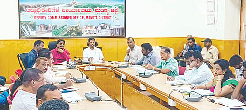 ಮಂಡ್ಯದಲ್ಲಿ ಆಯೋಜಿಸಿದ್ದ ಜನಗಣತಿ ಪೂರ್ವಭಾವಿ ಸಭೆಯಲ್ಲಿ ಜಿಲ್ಲಾಧಿಕಾರಿ ಡಾ.ಕುಮಾರ ಮಾತನಾಡಿದರು. ಎಡಿಸಿ ಬಿ.ಸಿ.ಶಿವಾನಂದಮೂರ್ತಿ, ಎಸಿ ಎಂ.ಶಿವಮೂರ್ತಿ, ನಗರಾಭಿವೃದ್ಧಿ  ಕೋಶದ ಯೋಜನಾಧಿಕಾರಿ ನರಸಿಂಹಮೂರ್ತಿ ಇತರರಿದ್ದರು.