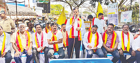  ಮಂಡ್ಯ ನಗರದ ಜೆ.ಸಿ ವೃತ್ತದಲ್ಲಿ ಆಯೋಜಿಸಿದ್ದ ಮಡಿವಾಳ ಮಾಚಿದೇವರ ಜಯಂತ್ಯುತ್ಸವದಲ್ಲಿ ಜಿಲ್ಲಾಧಿಕಾರಿ ಡಾ.ಕುಮಾರ ಮಾತನಾಡಿದರು. ರಾಜ್ಯ ಕೈಮಗ್ಗ ಅಭಿವೃದ್ಧಿ ನಿಗಮದ ಅಧ್ಯಕ್ಷ ಬಿ.ನಾಗೇಂದ್ರಕುಮಾರ್, ಮುಡಾ ಅಧ್ಯಕ್ಷ ಬಿ.ಪಿ.ಪ್ರಕಾಶ್, ವೇದಿಕೆ ಅಧ್ಯಕ್ಷ ಎಲ್.ಸಂದೇಶ್, ಎಚ್.ಡಿ.ಜಯರಾಂ, ಎಂ.ಕೃಷ್ಣ, ಮಾ.ಸೋ.ಚಿದಂಬರ್, ಡಿ.ರಮೇಶ್ ಇತರರಿದ್ದರು.