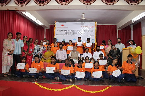 ಸಮರ್ಥನಂ ಬುದ್ಧಿ ವಿಕಲಚೇತನ ಮಕ್ಕಳ ಶಾಲೆಯಿಂದ ಬುಧವಾರ ಆಯೋಜಿಸಿದ್ದ ವಿಜ್ಞಾನ ವಸ್ತುಪ್ರದರ್ಶನ ಮೇಳದಲ್ಲಿ ಬಹುಮಾನ ಪಡೆದ ವಿದ್ಯಾರ್ಥಿಗೊಂದಿಗೆ ಪ್ರೊ.ಕಾಳಚೆನ್ನೇಗೌಡ, ಪಿ.ಪುಟ್ಟವೀರಪ್ಪ , ಎಸ್.ವಜ್ರಮುನಿ, ಭ್ರಮಾರಂಭ ಇತರರು ಇದ್ದರು.