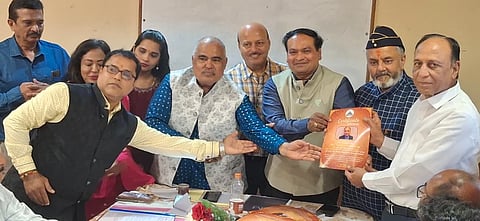 ಮೈಸೂರು ನಗರದ ಖಾಸಗಿ ಹೋಟೆಲ್‌ನಲ್ಲಿ ಸೋಮವಾರ ಅಖಿಲ ಭಾರತ ಪ್ರಾಚೀನ ದೇಗುಲಗಳ ಪುನರುಜ್ಜೀವನ ಟ್ರಸ್ಟ್ ಜಿಲ್ಲಾ ಪದಾಧಿಕಾರಿಗಳ ಪದಗ್ರಹಣ ಕಾರ್ಯಕ್ರಮ ಆಯೋಜಿಸಲಾಗಿತ್ತು. ರವಿಕುಮಾರ್ ಜೈನ್, ಪೃಥ್ವಿರಾಜ್ ಜೈನ್, ಸುರೇಶ್ ಇತರರು ಇದ್ದರು.
