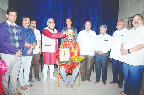 ನಗರದ ಅನಾಥಾಲಯದಲ್ಲಿ ಶನಿವಾರ ಸಂಜೆ ಆಯೋಜಿಸಿದ್ದ ಉಪನ್ಯಾಸದಲ್ಲಿ  ಶಿಲ್ಪಿ ಅರುಣ್ ಯೋಗಿರಾಜ್ ಅವರನ್ನು ಸನ್ಮಾನಿಸಲಾಯಿತು. ಸಿ.ವಿ.ಗೋಪಿನಾಥ್,  ಎನ್.ವಿ.ದಿನೇಶ್,  ಎಚ್.ಅಶ್ವಥ್ ನಾರಾಯಣ, ಎಸ್.ಮುರಳಿ ಇನ್ನಿತರರಿದ್ದರು.
