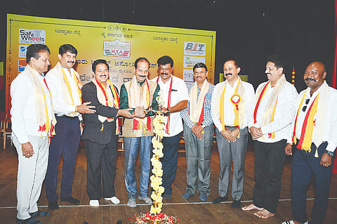 ಮೈಸೂರು ಟ್ರಾವೆಲ್ಸ್  ಅಸೋಸಿಯೇಷನ್‌ನಿಂದ ಮಂಗಳವಾರ ಆಯೋಜಿಸಿದ್ದ್ದ ಕನ್ನಡ ರಾಜ್ಯೋತ್ಸವವನ್ನು ಮಡ್ಡೀಕೆರೆ ಗೋಪಾಲ್ ಉದ್ಘಾಟಿಸಿದರು. ಅಂಶಿ ಪ್ರಸನ್ನಕುಮಾರ್, ಬಿ.ಎಸ್. ಪ್ರಶಾಂತ್, ಸಿ.ಟಿ. ಜಯಕುಮಾರ್, ಸಿ. ನಾರಾಯಣಗೌಡ, ವಿನೋದ್, ಡೇವಿಡ್, ಎ.ಸಿ.ರವಿ ಇತರರು ಇದ್ದರು.