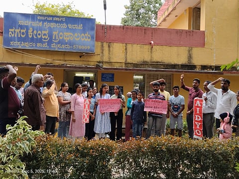 ಗ್ರಂಥಾಲಯಕ್ಕೆ ಸೌಲಭ್ಯ ಒದಗಿಸುವಂತೆ ಕೋರಿ ಎಐಡಿವೈಒ ಯುವಜನ ಸಂಘಟನೆ ನೇತೃತ್ವದಲ್ಲಿ ಶುಕ್ರವಾರ ಸರಸ್ವತಿಪುರಂನಲ್ಲಿ ಪ್ರತಿಭಟನೆ ನಡೆಯಿತು. ಸುಮಾ, ನೀತುಶ್ರೀ, ಪೂರ್ಣಿಮಾ, ರಸಿಕ್, ಅಶ್ವಿನಿ ಇತರರು ಇದ್ದರು.