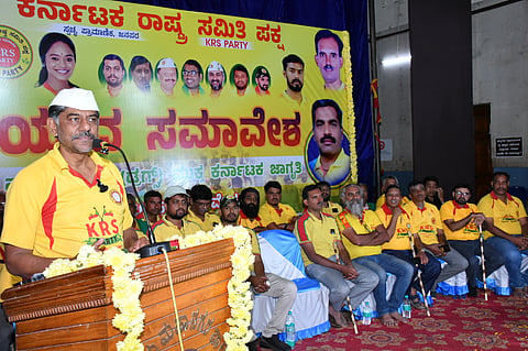 ನಂದರ ಜಯಂತಿಯ ಅಂಗವಾಗಿ  ಕೆಆರ್‌ಎಸ್ ಪಕ್ಷದ ವತಿಯಿಂದ ಪುರಭವನದಲ್ಲಿ ಸೋಮವಾರ ಆಯೋಜಿಸಿದ್ದ ರಾಜ್ಯ ಯುವ ಸಮಾವೇಶದಲ್ಲಿ ಕೆಆರ್‌ಎಸ್ ಪಕ್ಷದ ಗೌರವಾಧ್ಯಕ್ಷ ರವಿ ಕೃಷ್ಣಾರೆಡ್ಡಿ ಮಾತನಾಡಿದರು. 