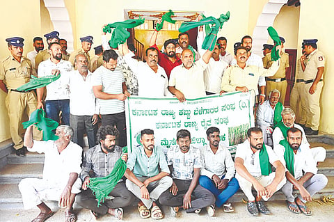 ಕಬಿನಿ ನಾಲೆ, ಕೆರೆ ಕಟ್ಟೆಗಳಿಗೆ ನೀರು ಬಿಡಲು ಒತ್ತಾಯಿಸಿ ಕರ್ನಾಟಕ ರಾಜ್ಯ ಕಬ್ಬು ಬೆಳೆಗಾರ ಸಂಘದಿಂದ ನಗರದ ಕಾಡಾ ಕಚೇರಿ ಮುಂದೆ ಪ್ರತಿಭಟನೆ ನಡೆಯಿತು. ಹಳ್ಳಿಕೆರೆಹುಂಡಿ ಭಾಗ್ಯರಾಜ್, ಕೆರೆಹುಂಡಿ ರಾಜಣ್ಣ, ವಳಗೆರೆ ಗಣೇಶ್, ಎಚ್.ಗುಂಡ್ಲ, ಚಿದಂಬರ, ಗಣೇಶ್, ಮುದ್ದಹಳ್ಳಿ ಮಧು, ಸುಜ್ಜಲೂರು ಜಯಸ್ವಾಮಿ, ಬಿದರಳ್ಳಿ ಮಾದಪ್ಪ ಇತರರು ಇದ್ದರು.