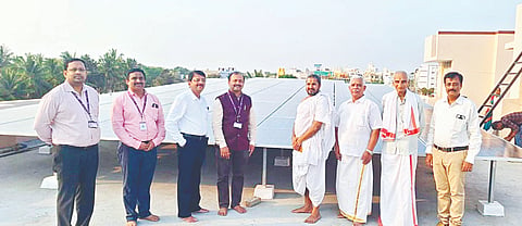 ಶ್ರೀರಾಂಪುರದ ವೆಂಕಟೇಶ್ವರ ಧ್ಯಾನ ಕೇಂದ್ರದಲ್ಲಿ ಅಳವಡಿಸಿರುವ ಸೌರ ವಿದ್ಯುತ್ ಘಟಕಕ್ಕೆ ಡಾ.ಟಿ.ಆರ್.ಅರುಣ್ ಚಾಲನೆ ನೀಡಿದರು. ಹೇಮಂತ ಆಚಾರ್ಯ ಗುಡಿ, ಬದರಿ ಪ್ರಸಾದ್, ಗಣೇಶ ಭಟ್, ಗೋವರ್ಧನ, ಎ.ಎನ್.ರಮೇಶ್ ಇದ್ದರು.