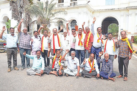 ಮೈಸೂರು ಅಭಿವೃದ್ಧಿಗೆ ಬಜೆಟ್‌ನಲ್ಲಿ ಅನುದಾನ ನೀಡುವಂತೆ ಒತ್ತಾಯಿಸಿ ಮೈಸೂರು ಕನ್ನಡ ವೇದಿಕೆಯಿಂದ ನಗರದಲ್ಲಿ ಪ್ರತಿಭಟನೆ ನಡೆಯಿತು. ಎಸ್.ಬಾಲಕೃಷ್ಣ, ಮುಖಂಡರಾದ ನಾಲಾ ಬೀದಿರವಿ, ಬೋಗಾದಿ ಸಿದ್ದೇಗೌಡ, ಗುರುಬಸಪ್ಪ, ಪ್ಯಾಲೆಸ್ ಬಾಬು, ಚಾಮರಾಜು ಮಂಡಕಳ್ಳಿ, ಹರೀಶ್, ಚಿನ್ನಪ್ಪ, ಶಿವುಗೌಡ ಇತರರು ಇದ್ದರು.