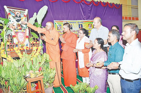 ನಟರಾಜ ಪ್ರತಿಷ್ಠಾನದಿಂದ ಆಯೋಜಿಸಿದ್ದ ಕಾರ್ಯಕ್ರಮದಲ್ಲಿ ಶ್ರೀ ಇಮ್ಮಡಿ ಗುರುಲಿಂಗ ಸ್ವಾಮೀಜಿ, ಶ್ರೀ ಸಿದ್ಧಬಸವ ಸ್ವಾಮೀಜಿ, ಪ್ರೊ.ಎಸ್.ಶಿವರಾಜಪ್ಪ, ಪ್ರೊ.ಕವಿತಾ ರೈ, ಡಾ.ಶಾರದಾ, ಡಾ.ಪ್ರಸಾದ್‌ಮೂರ್ತಿ ಇತರರು ಇದ್ದರು.