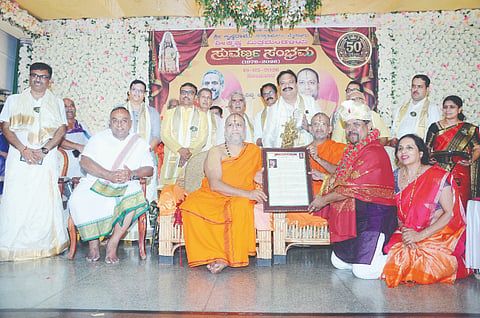 ಸರಸ್ವತಿಪುರಂನ ಶ್ರೀಕೃಷ್ಣಧಾಮದಲ್ಲಿ ಆಯೋಜಿಸಿದ್ದ ಶ್ರೀಕೃಷ್ಣಮಿತ್ರಮಂಡಳಿಯ ಸುವರ್ಣ ಸಂಭ್ರಮ ಕಾರ್ಯಕ್ರಮದಲ್ಲಿ ರವೀಂದ್ರಜೋಶಿ ಅವರಿಗೆ ‘ಶ್ರೀಕೃಷ್ಣಾನುಗ್ರಹ ಪ್ರಶಸ್ತಿ’ ಪ್ರದಾನ ಮಾಡಲಾಯಿತು. ಶ್ರೀಸುಬುಧೇಂದ್ರ ತೀರ್ಥಸ್ವಾಮೀಜಿ, ಶ್ರೀವಿಶ್ವಪ್ರಸನ್ನತೀರ್ಥ ಸ್ವಾಮೀಜಿ, ಟಿ.ಎಸ್.ಶ್ರೀವತ್ಸ, ಎನ್.ಗೋಪಾಲಕೃಷ್ಣನ್, ಉಪಾಧ್ಯಕ್ಷರಾದ ರವಿಶಾಸ್ತ್ರಿ, ಪಿ.ಎಸ್.ಶೇಖರ್, ಸದಸ್ಯರಾದ ಪಿ.ಜಯರಾಮ್ ಭಟ್ , ಕೆ.ವಿ.ಶ್ರೀಧರ, ಟಿ.ಜಿ.ಗುರುಪ್ರಸಾದ್ ಇತರರು ಇದ್ದರು.