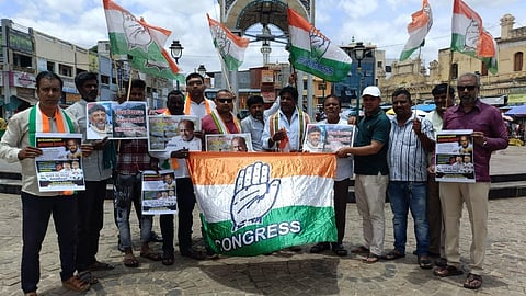 ಮೈಸೂರು ನಗರ (ಜಿಲ್ಲಾ) ಕಾಂಗ್ರೆಸ್ ಸಮಿತಿ ವತಿಯಿಂದ ಭಾನುವಾರ ಚಿಕ್ಕ ಗಡಿಯಾರದ ಬಳಿ ಪ್ರತಿಭಟನೆ ನಡೆಸಲಾಯಿತು.