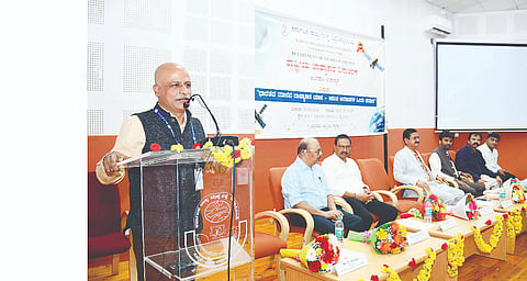 ರಾಷ್ಟ್ರೀಯ ಬಾಹ್ಯಾಕಾಶ ದಿನಾಚರಣೆ ಅಂಗವಾಗಿ ಕರ್ನಾಟಕ ರಾಜ್ಯ ಮುಕ್ತ ವಿಶ್ವವಿದ್ಯಾನಿಲಯದಲ್ಲಿ ಆಯೋಜಿಸಿದ್ದ ಕಾರ್ಯಕ್ರಮದಲ್ಲಿ ಡಾ.ಬಿ.ಎಚ್.ಎಂ.ದಾರುಕೇಶ ಮಾತನಾಡಿದರು. ಪ್ರೊ.ಎ.ಪಿ.ಜ್ಞಾನಪ್ರಕಾಶ್,ಪ್ರೊ.ಎಸ್.ಕೆ.ನವೀನ್‌ಕುಮಾರ್, ಸಿ.ಎಸ್.ಆನಂದಕುಮಾರ್, ಪ್ರೊ.ಎಂ.ರಾಮನಾಥಂ ನಾಯ್ಡು, ಎನ್.ಆನಂದಗೌಡ, ಪ್ರೊ.ಎಸ್.ನಿರಂಜನ್‌ರಾಜ್ ಇದ್ದರು.