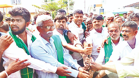 ಪಾಂಡವಪುರ ತಾಲೂಕಿನ ದೊಡ್ಡೇಗೌಡನಕೊಪ್ಪಲು ಗ್ರಾಮದಿಂದ ಸಣಬಕೊಪ್ಪಲು ಮಾರ್ಗವಾಗಿ ಕಡಬ ಗ್ರಾಮ ಸಂಪರ್ಕಿಸುವ ರಸ್ತೆ ಡಾಂಬರೀಕರಣ ಕಾಮಗಾರಿಗೆ ಶಾಸಕ ದರ್ಶನ್ ಪುಟ್ಟಣ್ಣಯ್ಯ ಭೂಮಿಪೂಜೆ ನೆರವೇರಿಸಿದರು. ಕೆ.ಟಿ.ಗೋವಿಂದೇಗೌಡ, ವೈ.ಪಿ.ಮಂಜು ಇತರರು ಇದ್ದರು.